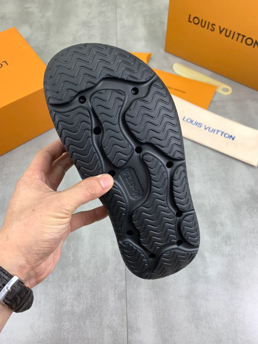 Men's shoes 💰P320💰【New style】🆘 Original quality 【LOUIS VUITTON】The popular Louis Vuitton LV men's slippers on the official website are on sale simultaneously! Original fabric imported from Italy. Original bottom provided by the original factory. Number of yards: 38-44 (customized to 45). Multiple colors to choose from. Fully packaged drawer box.